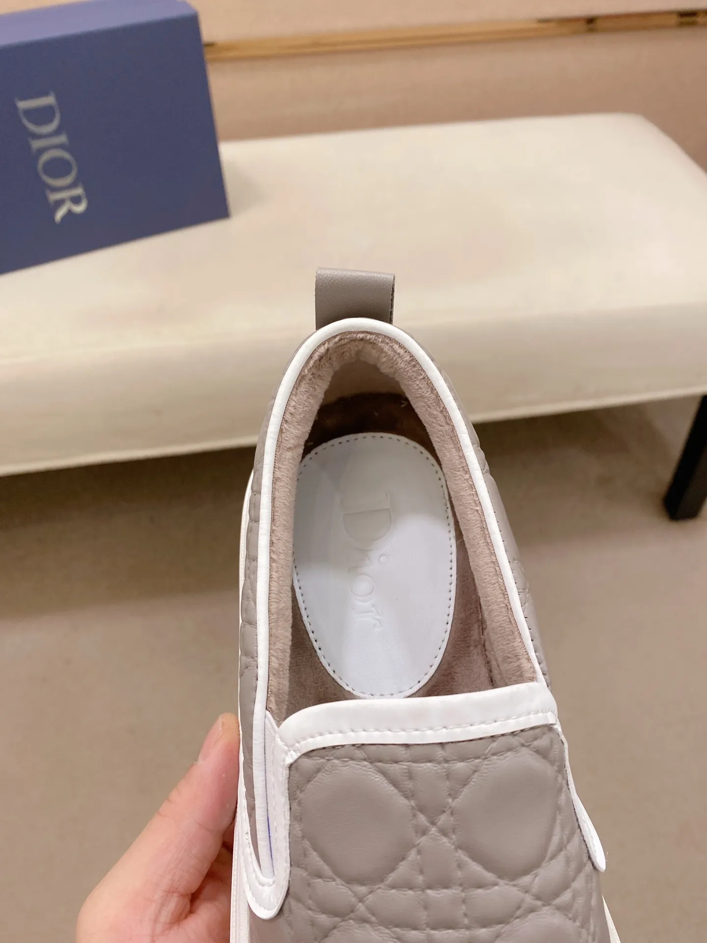 Factory price: 380💰 (leather lining * velvet lining optional) [Dior·Dio*] new casual sports style men's shoes, brand new design, perfect workmanship, slip-on lazy style to create cabinet quality, upper: imported first-layer cowhide, sheepskin lining is soft and comfortable, ultra-light rubber wear-resistant outsole, simple, versatile men's shoes, size: 39-44. Can be customized.45.46.47